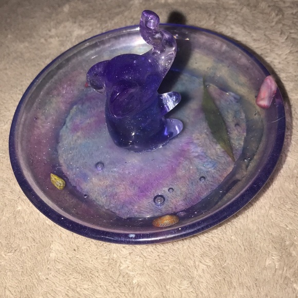 Epoxy resin elephant ๐ ring holder multi colored with shells ๐ and single leaf - Picture 3 of 6